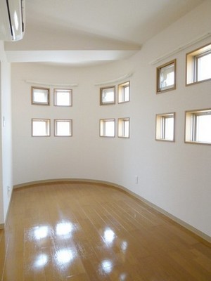 Living and room. Fashionable Western-style rooms will want to stick to the interior