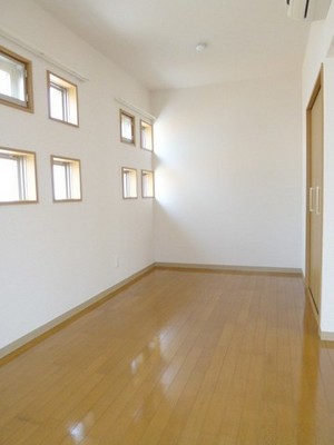 Living and room. Small window, It will open a total of four locations. Air-conditioned