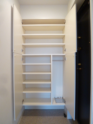 Entrance. Entrance storage of plenty