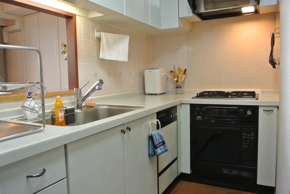 Kitchen. Top board area is widely flow line is short: L-shaped kitchen There is a dishwasher