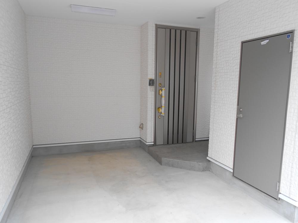 Entrance. Overlooking the entrance from the parking lot ・ ・ ・ Large trunk room is in the front door next to