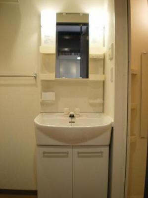 Washroom. It is comfortable and there is a shampoo dresser in a busy morning