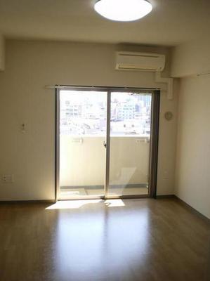 Living and room. It is decorated in a spread