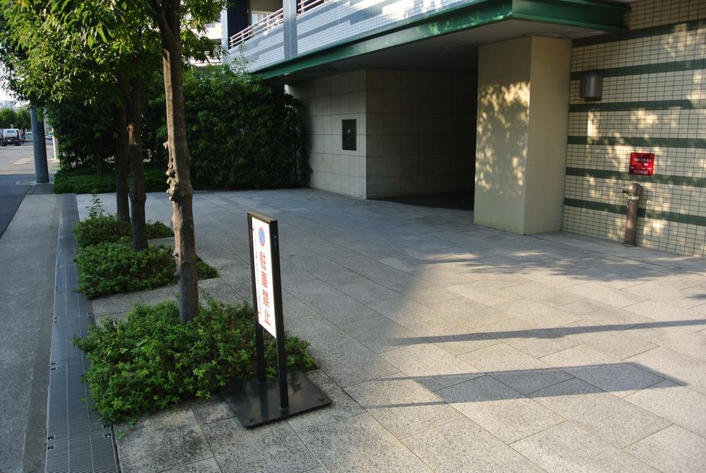 Other common areas. A porte-cochere entrance