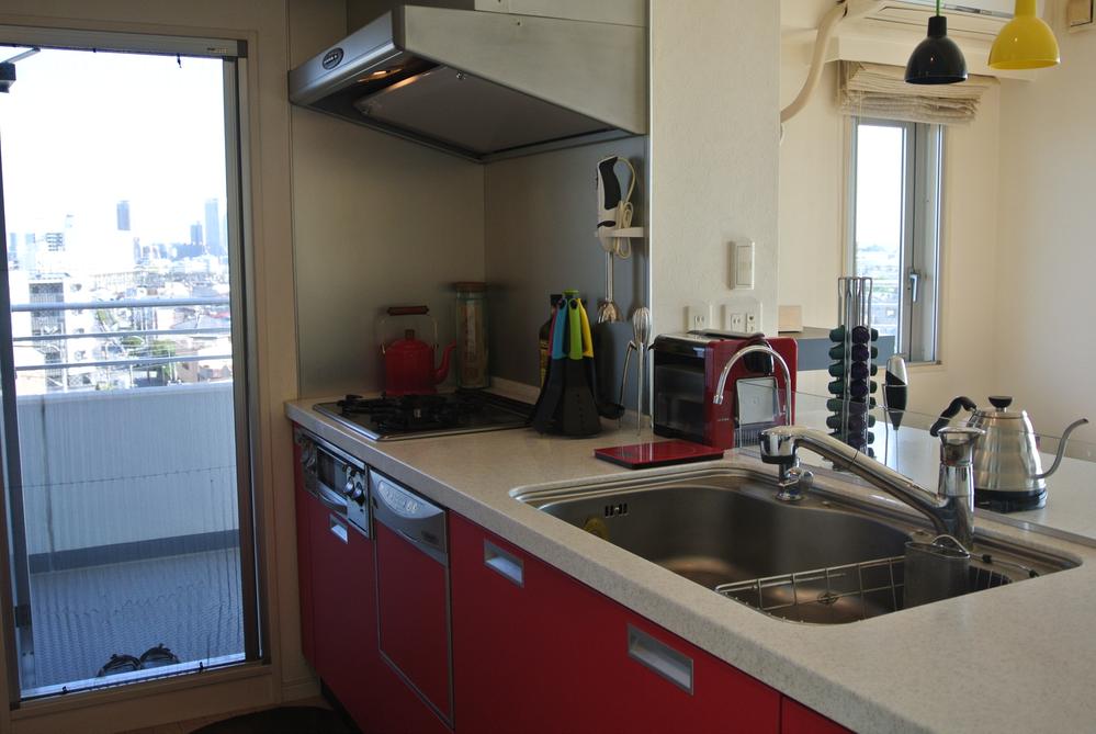 Kitchen. Kitchen with a back door There is a built-in dishwasher. (November 2013) Shooting