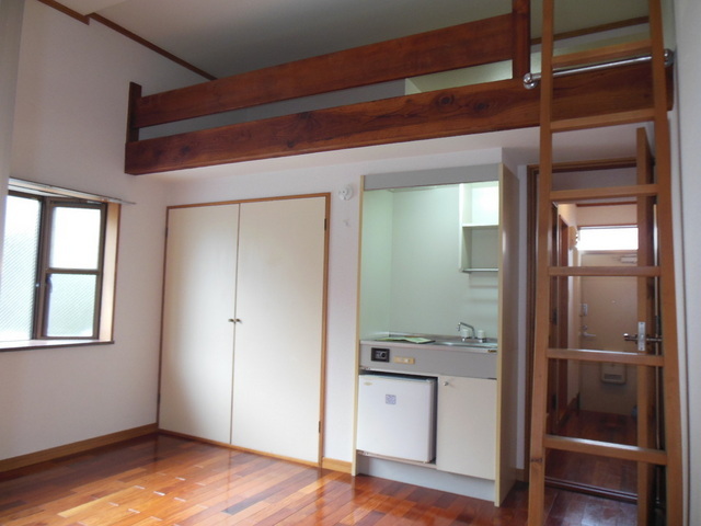 Living and room. 6.8 Pledge Western-style