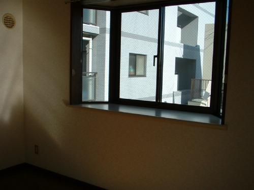 Living and room. bay window