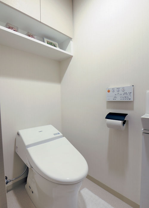 Bathing-wash room.  [Low silhouette toilet] Compact toilet to show the space and clean is the eco-design of the super water-saving cleaning. Also, It has established a convenient hand washing instrument wash your hands on the spot after using the toilet. (Building in the model room A type)