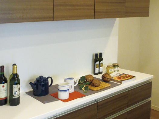 Kitchen.  [Cupboard] It comes standard with a convenient cupboard to store your kitchen accessories, such as tableware.  ※ The top shelf cupboard has not been installed in the E-type.