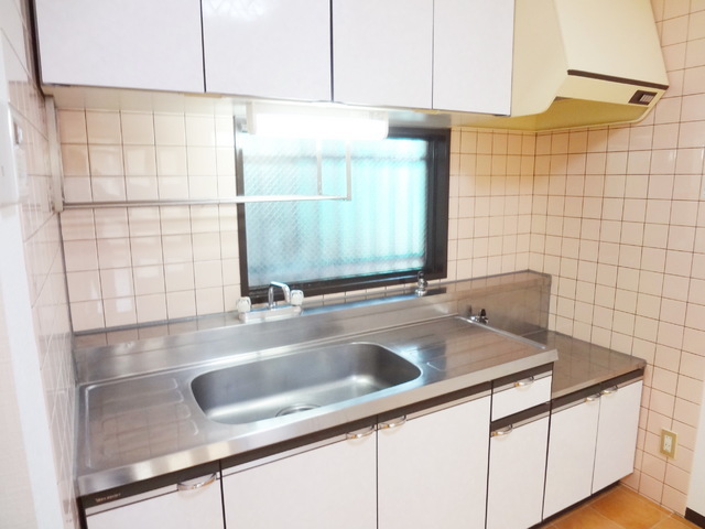 Kitchen. This dish is easy large kitchen with a window