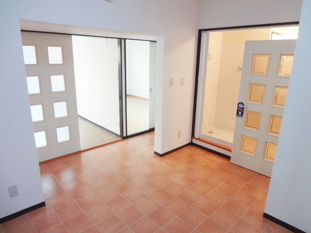 Living and room. Spacious 6.5 Pledge of DK was