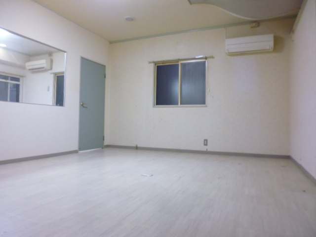 Living and room. Reform is before