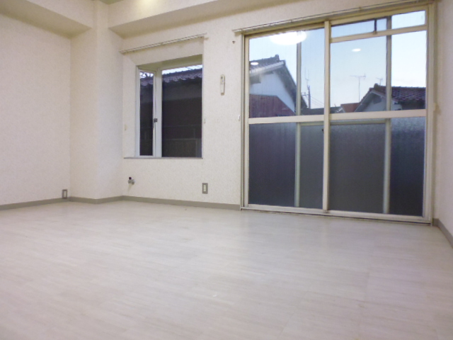 Living and room. Reform is before