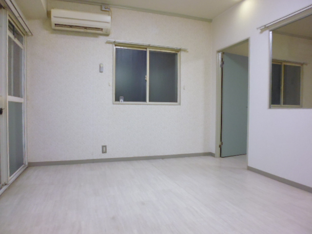 Living and room. Reform is before