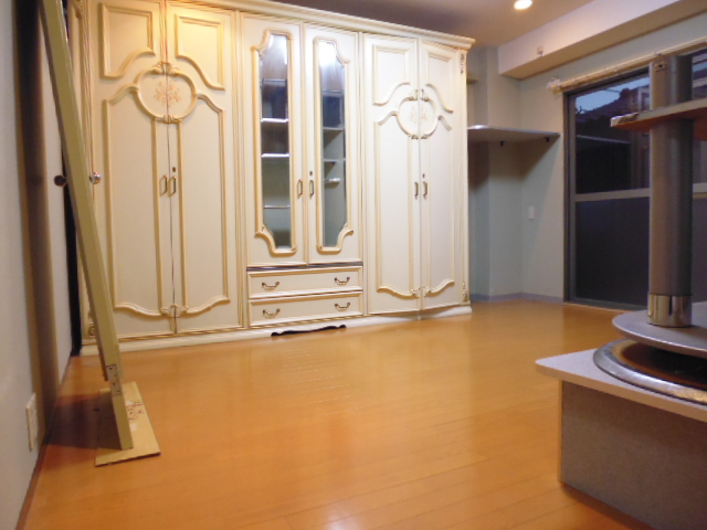 Living and room. Reform is before