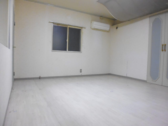 Living and room. Reform is before