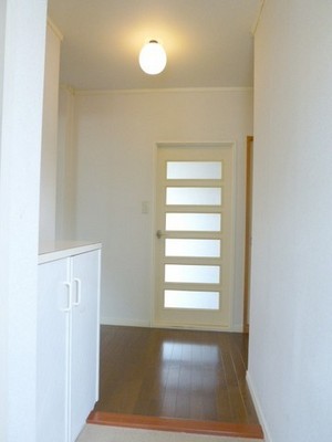 Entrance. Spacious entrance.