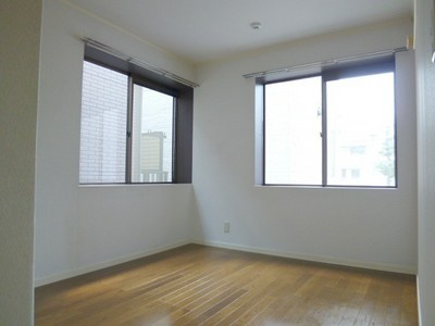 Living and room. South Western-style Two-sided lighting There closet