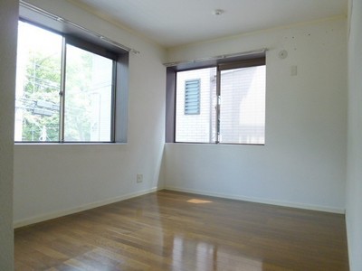 Living and room. North Western-style Two-sided lighting Hirama performances can be seen from the window