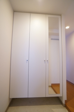 Entrance. Shoe box