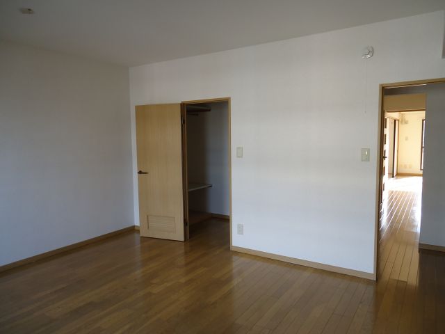 Other room space. Broad Western-style 10 tatami mats Large storage
