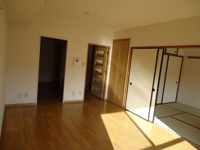 Living and room. living ・ dining ~ Japanese-style room Peace of mind in the flat!