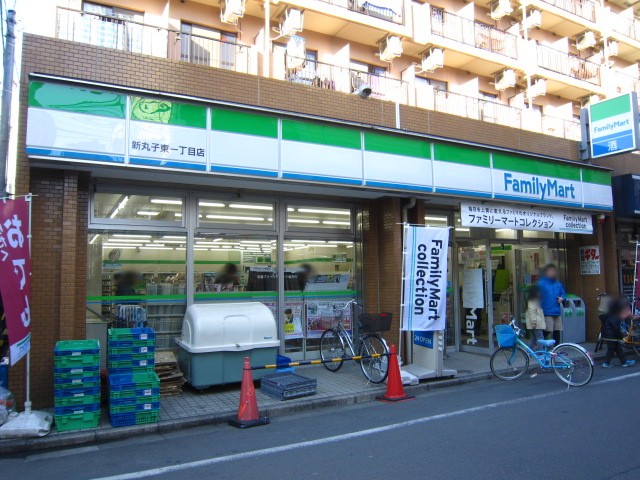 Convenience store. 432m to FamilyMart Kamimarukotenjin Machiten (convenience store)