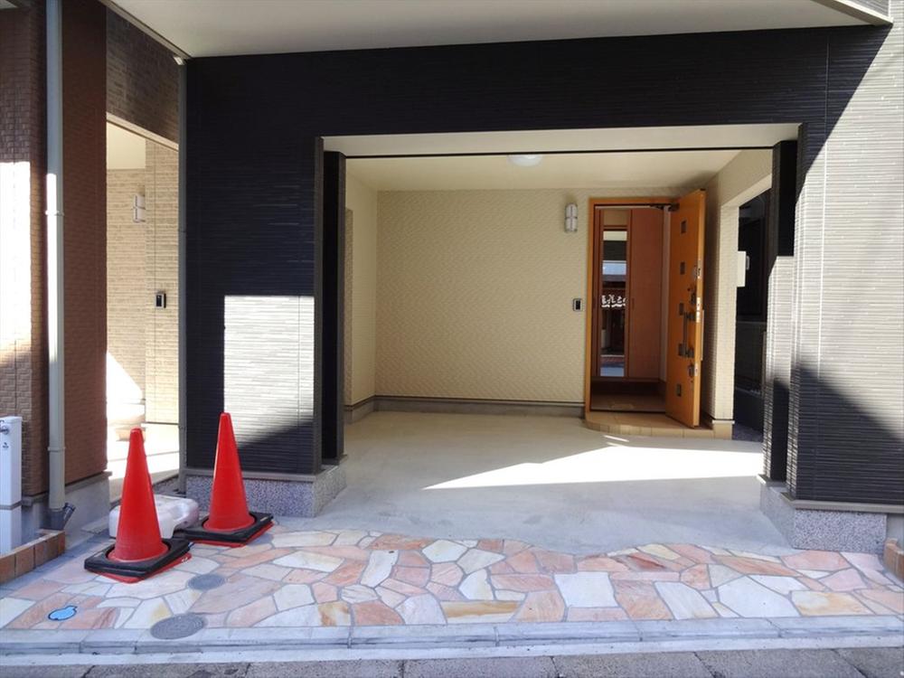 Local photos, including front road. The entire surface of the road is spacious 6m!