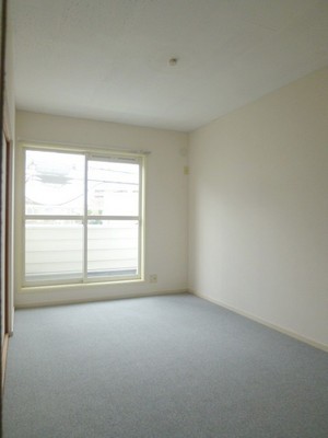 Living and room. South-facing Western-style