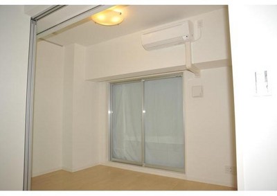 Living and room. Air conditioning is not attached to the room of Western-style 5 quires