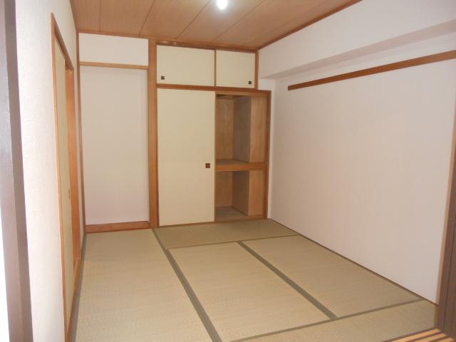 Non-living room. Japanese-style room adjacent to the living room