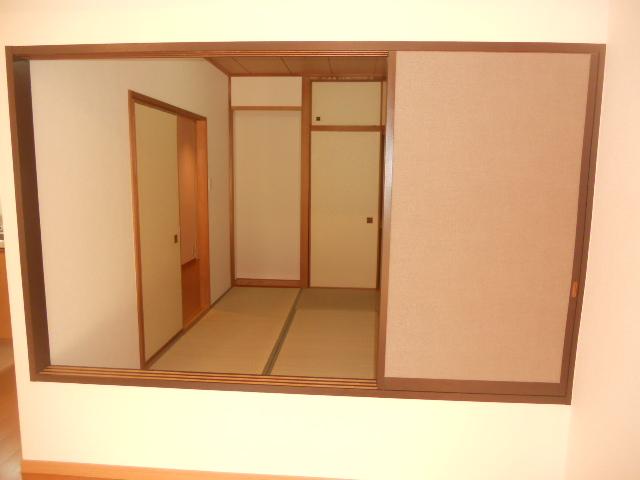 Non-living room. There is a little stylish Japanese-style room.
