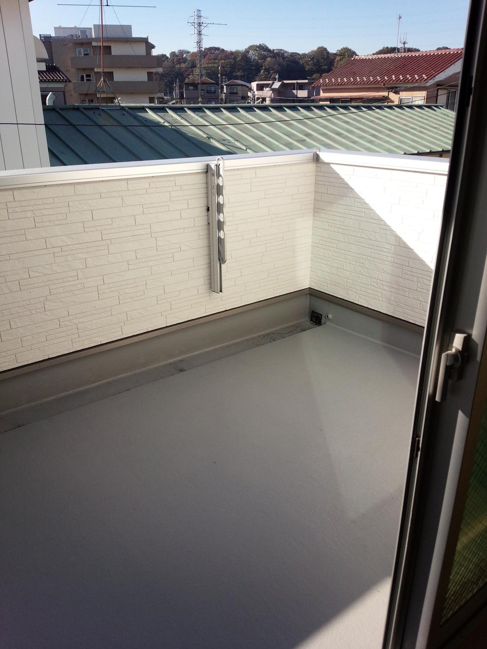 Balcony. Rather than the space of just to hang out the laundry, It was considered as a second living room to spend together with family, Spacious balconies, such as the patio. Guests can enjoy a meal in the gardening and family, Inviting friends open a cafe, etc. ・ ・