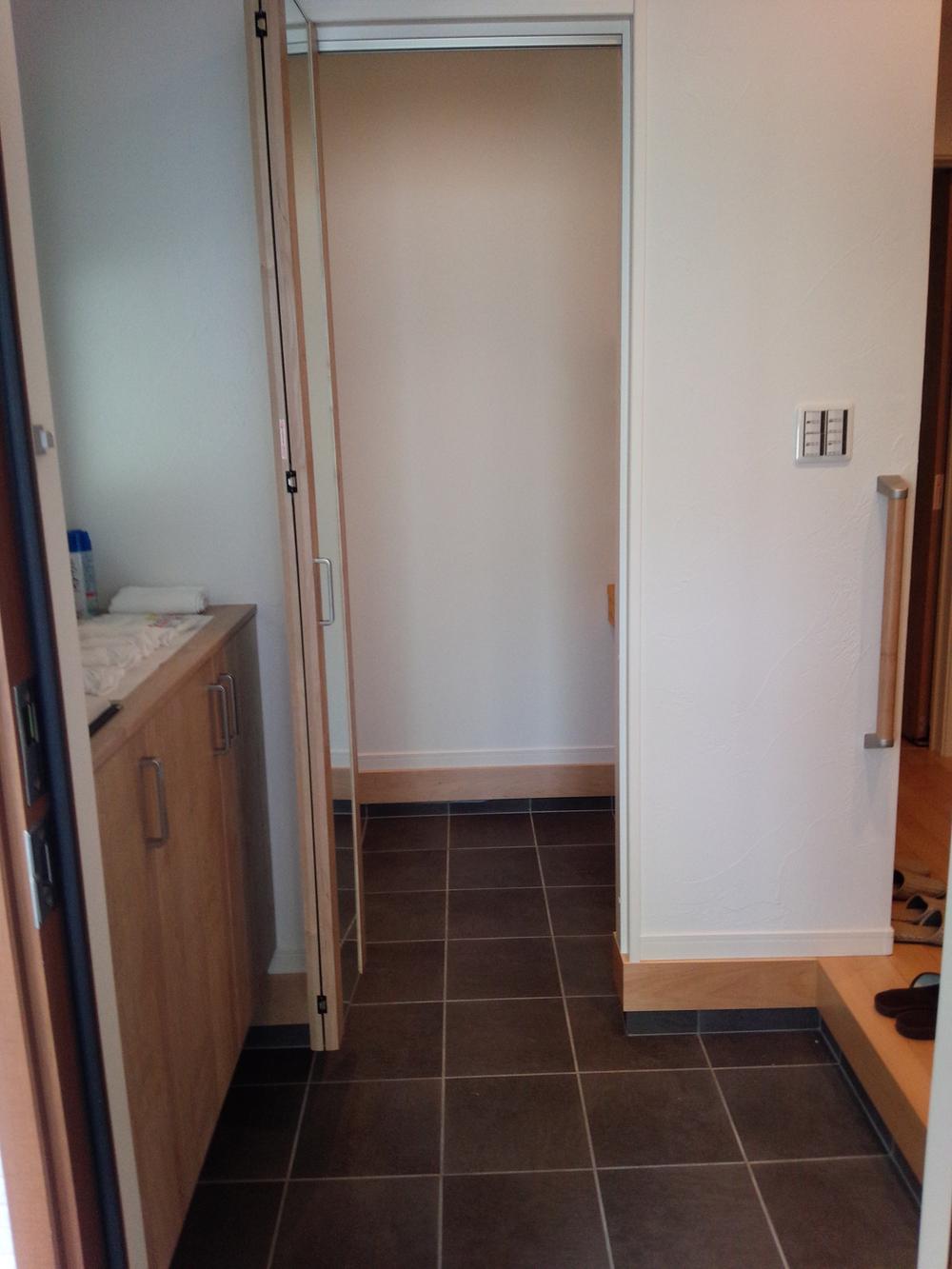 Entrance. It has established the family shoe closet of storage capacity with plenty in the back difficult to see from our customers. Leisure goods, of course, To put playground equipment stroller and children used outside is as it is the back of the cloak, You can also clean storage, such as umbrella.