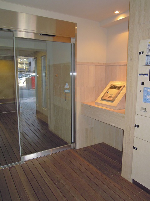 Entrance. Auto-lock security of the peace of mind