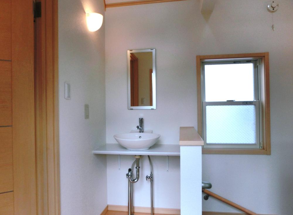 Wash basin, toilet. The third floor washbasin