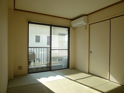 Living and room. Japanese-style room facing south!