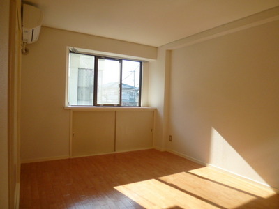 Living and room. Western-style room facing south!
