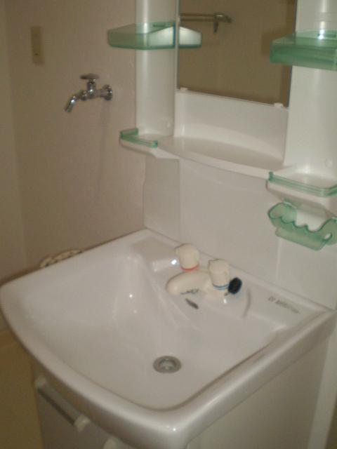 Washroom. Independent wash basin
