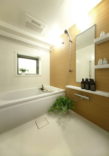 Bathing-wash room.  [Bathroom of relaxation relaxed] Such as large mirrors and three-stage arranged shelves for accessories, It stuck to the ease-of-use. Also, Is a bathroom wall panel of wood is directing us to a pleasant healing mood.
