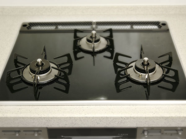 Kitchen.  [Pearl Crystal top three-necked stove] Strong firepower was also to possible energy saving ・ Eco-burner. Small simmer also easy degree of fire control function, Pan bottom temperature sensing is equipped with sensors.