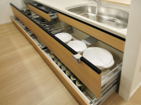 Kitchen.  [Slide storage to increase the storage capacity] The system kitchen, Such as kitchen utensils and plastic bottles, such as a pot can be a rich storage, It has established a convenient slide storage.