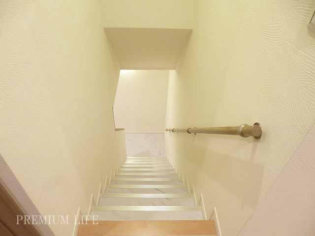 Other introspection.  [Stairs with a handrail] Since the maisonette that there is a staircase as House.