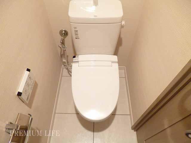 Toilet. Toilet with bidet in 1F and B1F