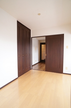Living and room. Western-style 6 Pledge