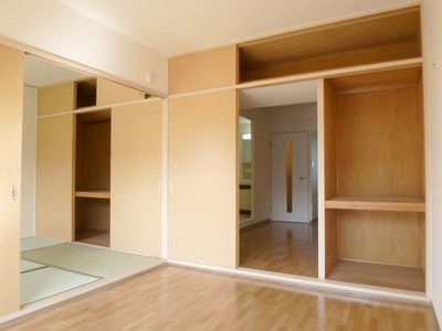 Receipt. Storage of veranda side of the room. The top has become the upper closet