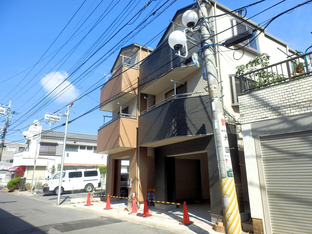 Local photos, including front road. Good day in the south road Station is also close!