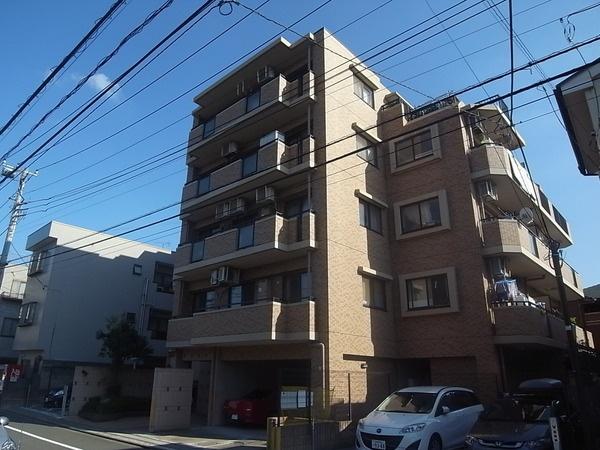 Local appearance photo.  [Five-story apartment] There is also on-site parking.