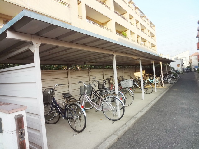 Other common areas. It is also a bicycle parking lot of peace of mind on a rainy day