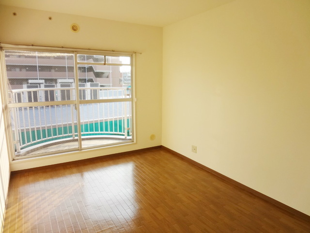 Living and room. All rooms are 6 tatami rooms